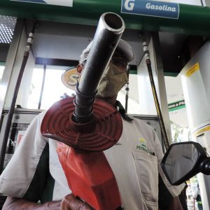 PE - GASOLINA/RECIFE - GERAL - Postos já anunciam novos aumentos para a gasolina, e os motivos podem ser o reflexo do conflito Rússia e Ucrânia. Imagens de um posto no centro do Recife 25/02/2022 - Foto: JOãO CARLOS MAZELLA/FOTOARENA/FOTOARENA/ESTADÃO CONTEÚDO